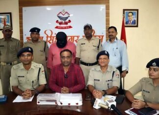 उत्तराखंड: सरकारी खाते से 13.5 करोड़ रुपये निकाले जाने के मामले में बैंक मैनेजर व कैशियर ही निकले आरोपी, पुलिस ने किया गिरफ्तार 13.5 crore embezzled from government account in Rudrapur, bank manager and cashier arrested