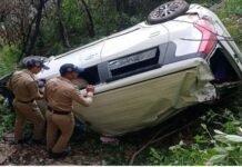 पौड़ी-श्रीनगर मार्ग पर बारातियों की कार खाई में गिरी, चार लोग घायल Car fell into a ditch on Pauri-Srinagar road