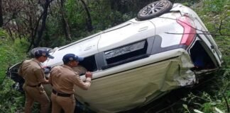 पौड़ी-श्रीनगर मार्ग पर बारातियों की कार खाई में गिरी, चार लोग घायल Car fell into a ditch on Pauri-Srinagar road