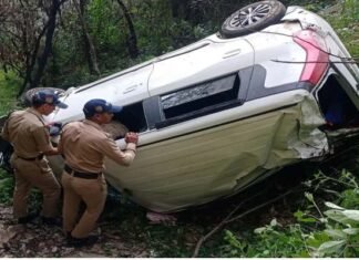 पौड़ी-श्रीनगर मार्ग पर बारातियों की कार खाई में गिरी, चार लोग घायल Car fell into a ditch on Pauri-Srinagar road