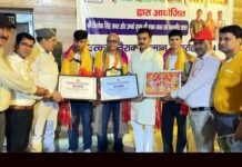 टिहरी झील में बिना लाइफ जैकेट तैराकी का रिकॉर्ड बनाने वाले पिता पुत्रों को गढ़वाल हितैषिणी सभा ने किया सम्मानित Father and son swimming in Tehri Lake without life jacket