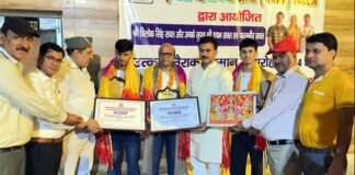 टिहरी झील में बिना लाइफ जैकेट तैराकी का रिकॉर्ड बनाने वाले पिता पुत्रों को गढ़वाल हितैषिणी सभा ने किया सम्मानित Father and son swimming in Tehri Lake without life jacket
