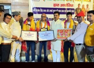 टिहरी झील में बिना लाइफ जैकेट तैराकी का रिकॉर्ड बनाने वाले पिता पुत्रों को गढ़वाल हितैषिणी सभा ने किया सम्मानित Father and son swimming in Tehri Lake without life jacket