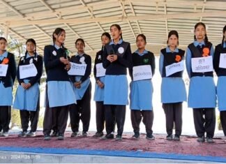 संविधान दिवस पर राइका पुरियाडांग में छात्र छात्राओं को दिलाई संविधान की शपथ