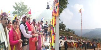गगवाड़स्यूं घाटी के देवलेश्वर महादेव मंदिर में नौवें बैकुंठ चतुर्दशी मेले का आगाज, बुडोली के ग्रामीणों ने चढ़ाई 45 फीट ऊंची शिव ध्वजा Devleshwar Mahadev Temple Balodi