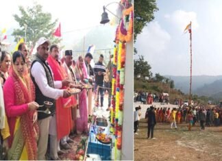 गगवाड़स्यूं घाटी के देवलेश्वर महादेव मंदिर में नौवें बैकुंठ चतुर्दशी मेले का आगाज, बुडोली के ग्रामीणों ने चढ़ाई 45 फीट ऊंची शिव ध्वजा Devleshwar Mahadev Temple Balodi