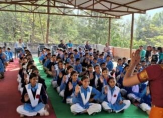 भरतनाट्यम की प्रस्तुति से छात्र छात्राएं हुये भाव विभोर