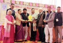 शिक्षक नवीन असवाल को शिवदर्शन सिंह नेगी स्मृति आखर विज्ञान-गणित शिक्षक सम्मान