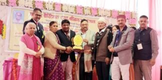 शिक्षक नवीन असवाल को शिवदर्शन सिंह नेगी स्मृति आखर विज्ञान-गणित शिक्षक सम्मान