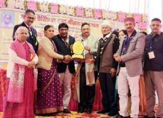शिक्षक नवीन असवाल को शिवदर्शन सिंह नेगी स्मृति आखर विज्ञान-गणित शिक्षक सम्मान