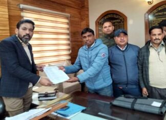 पुलिस कार्यो में हो रही कठिनाईयों व समस्याओं को लेकर पर्वतीय राजस्व निरीक्षक, राजस्व उपनिरीक्षक एवं सेवक संघ शाखा पौड़ी ने जिलाधिकारी से की मुलाकात Sevak Sangh branch Pauri