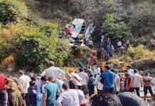 उत्तराखंड में बड़ा हादसा, सवारियों से भरी बस गहरी खाई में गिरी bus accident almoda uttarakhand