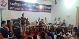 राइका स्वीत में कोतवाली श्रीनगर की महिला पुलिस कर्मियों द्वारा जागरूकता कार्यक्रम आयोजित