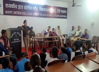 राइका स्वीत में कोतवाली श्रीनगर की महिला पुलिस कर्मियों द्वारा जागरूकता कार्यक्रम आयोजित