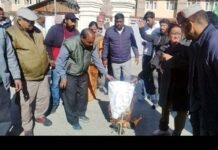 कांग्रेस कार्यकर्ताओं का पौड़ी कलेक्ट्रेट में जोरदार प्रदर्शन, स्वास्थ्य मंत्री का फूंका पुतला Congress workers protest at Pauri Collectorate