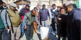 कांग्रेस कार्यकर्ताओं का पौड़ी कलेक्ट्रेट में जोरदार प्रदर्शन, स्वास्थ्य मंत्री का फूंका पुतला Congress workers protest at Pauri Collectorate