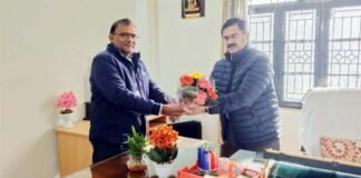 गढ़वाल मंडलीय नशा उन्मूलन नोडल अधिकारी अखिलेश चन्द्र चमोला ने की शिक्षा निदेशक से शिष्टाचार भेंट Drug eradication nodal officer Chamola