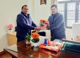 गढ़वाल मंडलीय नशा उन्मूलन नोडल अधिकारी अखिलेश चन्द्र चमोला ने की शिक्षा निदेशक से शिष्टाचार भेंट Drug eradication nodal officer Chamola