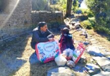 खंड विकास अधिकारी ने ली निराश्रित बुजुर्ग महिला की सुध, कुमाली देवी की झोपड़ी में कंबल और खाद्यान्न लेकर पहुंचे destitute elderly woman Kumali Devi