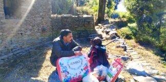 खंड विकास अधिकारी ने ली निराश्रित बुजुर्ग महिला की सुध, कुमाली देवी की झोपड़ी में कंबल और खाद्यान्न लेकर पहुंचे destitute elderly woman Kumali Devi