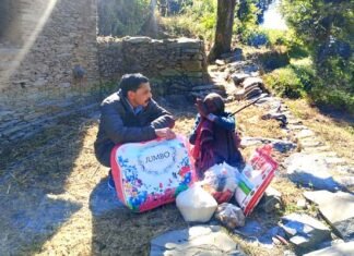 खंड विकास अधिकारी ने ली निराश्रित बुजुर्ग महिला की सुध, कुमाली देवी की झोपड़ी में कंबल और खाद्यान्न लेकर पहुंचे destitute elderly woman Kumali Devi