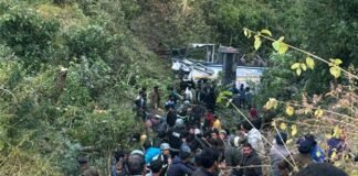 उत्तराखंड बस हादसा: कार को बचाने के चक्कर में खाई में गिरी बस, घायल बस ड्राइवर ने बताई हादसे की वजह, मृतकों के परिजनों को 10 लाख देगी सरकार, घायलों को 2.5 लाख bheemtal-bus-accident