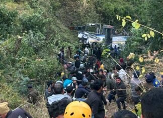 उत्तराखंड बस हादसा: कार को बचाने के चक्कर में खाई में गिरी बस, घायल बस ड्राइवर ने बताई हादसे की वजह, मृतकों के परिजनों को 10 लाख देगी सरकार, घायलों को 2.5 लाख bheemtal-bus-accident