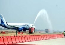 नोएडा के जेवर इंटरनेशनल एयरपोर्ट पर इंडिगो के विमान ने की पहली सफल लैंडिंग, वॉटर कैनन ने दी सलामी noida airport first flight