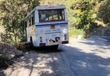उत्तराखंड: स्टीयरिंग लॉक होने से खाई की तरफ लटकी रोडवेज बस, हलक में आ गई सवारियों की जान roadways bus hanging towards the ditch