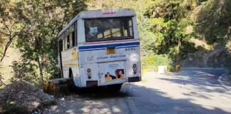 उत्तराखंड: स्टीयरिंग लॉक होने से खाई की तरफ लटकी रोडवेज बस, हलक में आ गई सवारियों की जान roadways bus hanging towards the ditch