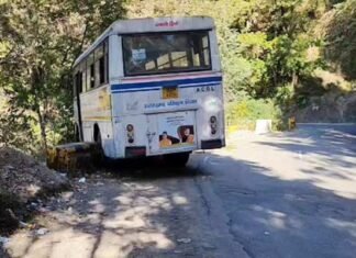उत्तराखंड: स्टीयरिंग लॉक होने से खाई की तरफ लटकी रोडवेज बस, हलक में आ गई सवारियों की जान roadways bus hanging towards the ditch
