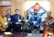 ‘अंतस को घेरे जो सघन कुहासा’ पुस्तक का मुख्य सचिव राधा रतूड़ी ने किया विमोचन