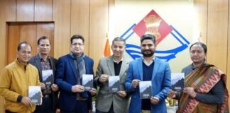 ‘अंतस को घेरे जो सघन कुहासा’ पुस्तक का मुख्य सचिव राधा रतूड़ी ने किया विमोचन