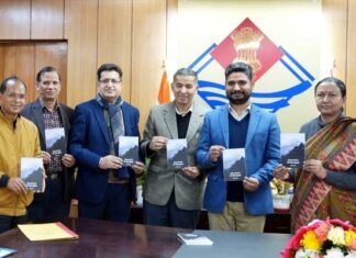 ‘अंतस को घेरे जो सघन कुहासा’ पुस्तक का मुख्य सचिव राधा रतूड़ी ने किया विमोचन