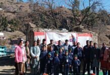 उत्तराखंड सांस्कृतिक समिति ग्रेटर नोएडा के सदस्यों ने अल्मोड़ा पहुंचकर स्कूली बच्चों को बांटे ट्रैक सूट, बच्चों चेहरों पर खिली मुस्कान