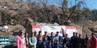 उत्तराखंड सांस्कृतिक समिति ग्रेटर नोएडा के सदस्यों ने अल्मोड़ा पहुंचकर स्कूली बच्चों को बांटे ट्रैक सूट, बच्चों चेहरों पर खिली मुस्कान