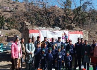 उत्तराखंड सांस्कृतिक समिति ग्रेटर नोएडा के सदस्यों ने अल्मोड़ा पहुंचकर स्कूली बच्चों को बांटे ट्रैक सूट, बच्चों चेहरों पर खिली मुस्कान