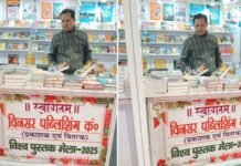 पुस्तक मेले में विनसर के स्टॉल पर उमड़ रहे प्रवासी उत्तराखण्डी