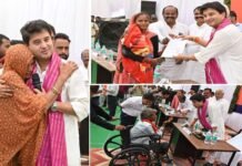 गुना सांसद ज्योतिरादित्य सिंधिया ने अशोकनगर कलेक्ट्रेट में आयोजित जनसुनवाई शिविर में 200 समस्याओं का किया तत्काल समाधान MP Jyotiraditya Scindia