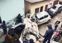 पौड़ी-कोटद्वार मार्ग पर हादसा, अनियंत्रित होकर सड़क से नीचे गिरी कार, 4 लोग गंभीर घायल car accident on Pauri-Kotdwar road