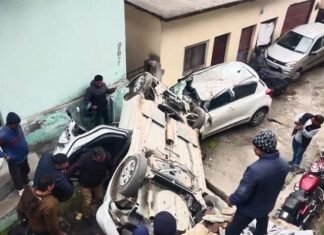 पौड़ी-कोटद्वार मार्ग पर हादसा, अनियंत्रित होकर सड़क से नीचे गिरी कार, 4 लोग गंभीर घायल car accident on Pauri-Kotdwar road