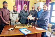 रिक्त पदों पर पदोन्नति समेत शिक्षकों की विभिन्न मांगों को लेकर जू.हा.शि. संगठन पौड़ी के प्रतिनिधि मंडल ने डीईओ से की मुलाकात