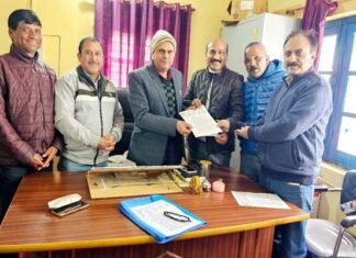 रिक्त पदों पर पदोन्नति समेत शिक्षकों की विभिन्न मांगों को लेकर जू.हा.शि. संगठन पौड़ी के प्रतिनिधि मंडल ने डीईओ से की मुलाकात