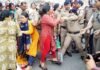 मुख्यमंत्री से नहीं मिलने देने पर LUCC धोखाधड़ी की पीड़ित महिलाओं ने श्रीनगर में किया हाईवे जाम