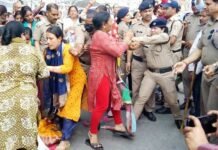 मुख्यमंत्री से नहीं मिलने देने पर LUCC धोखाधड़ी की पीड़ित महिलाओं ने श्रीनगर में किया हाईवे जाम