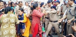 मुख्यमंत्री से नहीं मिलने देने पर LUCC धोखाधड़ी की पीड़ित महिलाओं ने श्रीनगर में किया हाईवे जाम