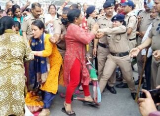 मुख्यमंत्री से नहीं मिलने देने पर LUCC धोखाधड़ी की पीड़ित महिलाओं ने श्रीनगर में किया हाईवे जाम