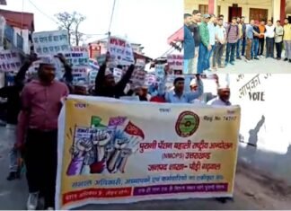 पुरानी पेंशन बहाली की मांग को लेकर कार्मिकों ने पौड़ी, श्रीनगर, देहरादून में निकाली रैली, काली पट्टी बांध जताया यूपीएस का विरोध