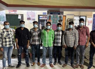 देहरादून में दूसरे की जगह एग्जाम देने पहुंचा मुन्नाभाई, प्रतियोगी परीक्षा के दौरान ब्लूटूथ से नक़ल करते पकड़े गए 17 अभ्यार्थी 17 candidates caught cheating using Bluetooth during