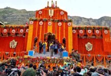 बद्रीनाथ धाम के कपाट खुले, श्रद्धालुओं पर हेलीकॉप्टर से हुई पुष्पवर्षा, बड़ी संख्या में उमड़े श्रद्धालु